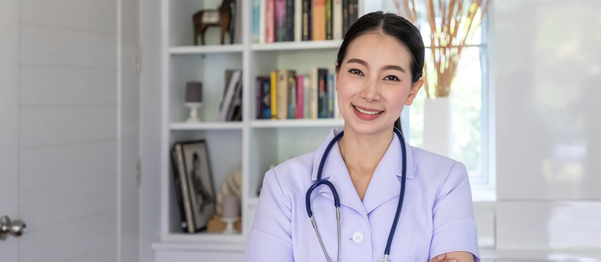 佩戴听诊器的护理人员